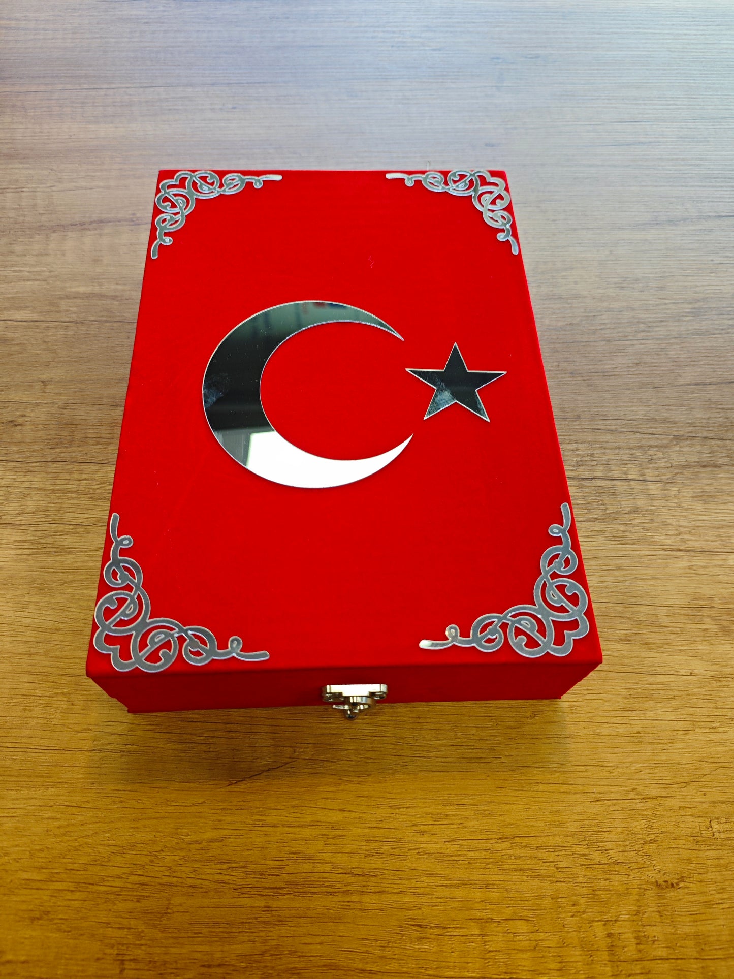 Kur'an-ı Kerim Bayrak Desenli Kadife Kutulu Özel Hediyelik
