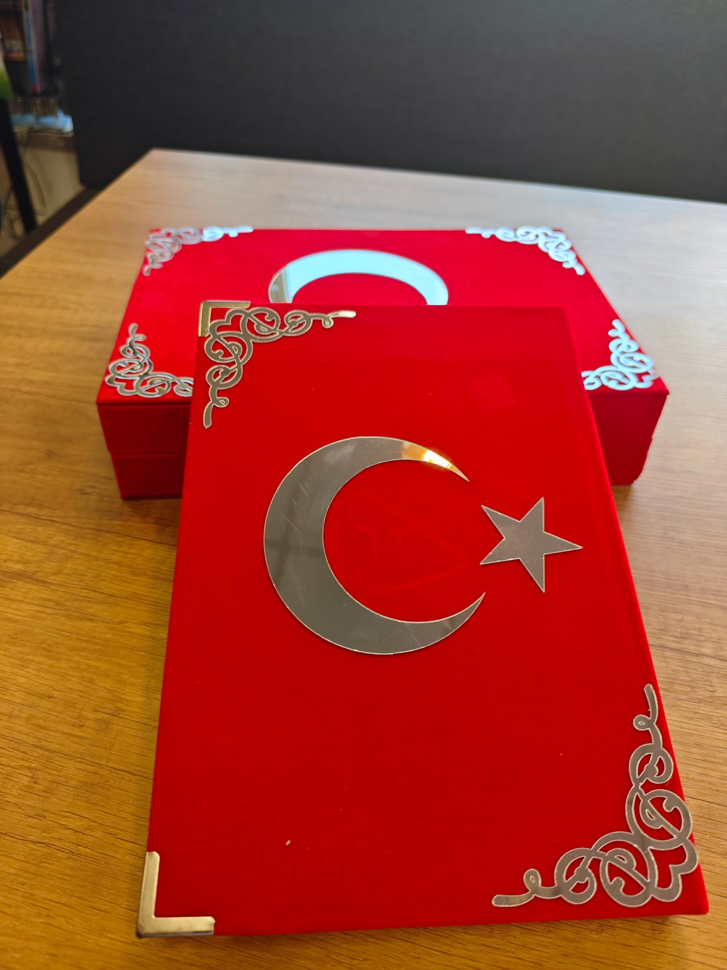 Kur'an-ı Kerim Bayrak Desenli Kadife Kutulu Özel Hediyelik