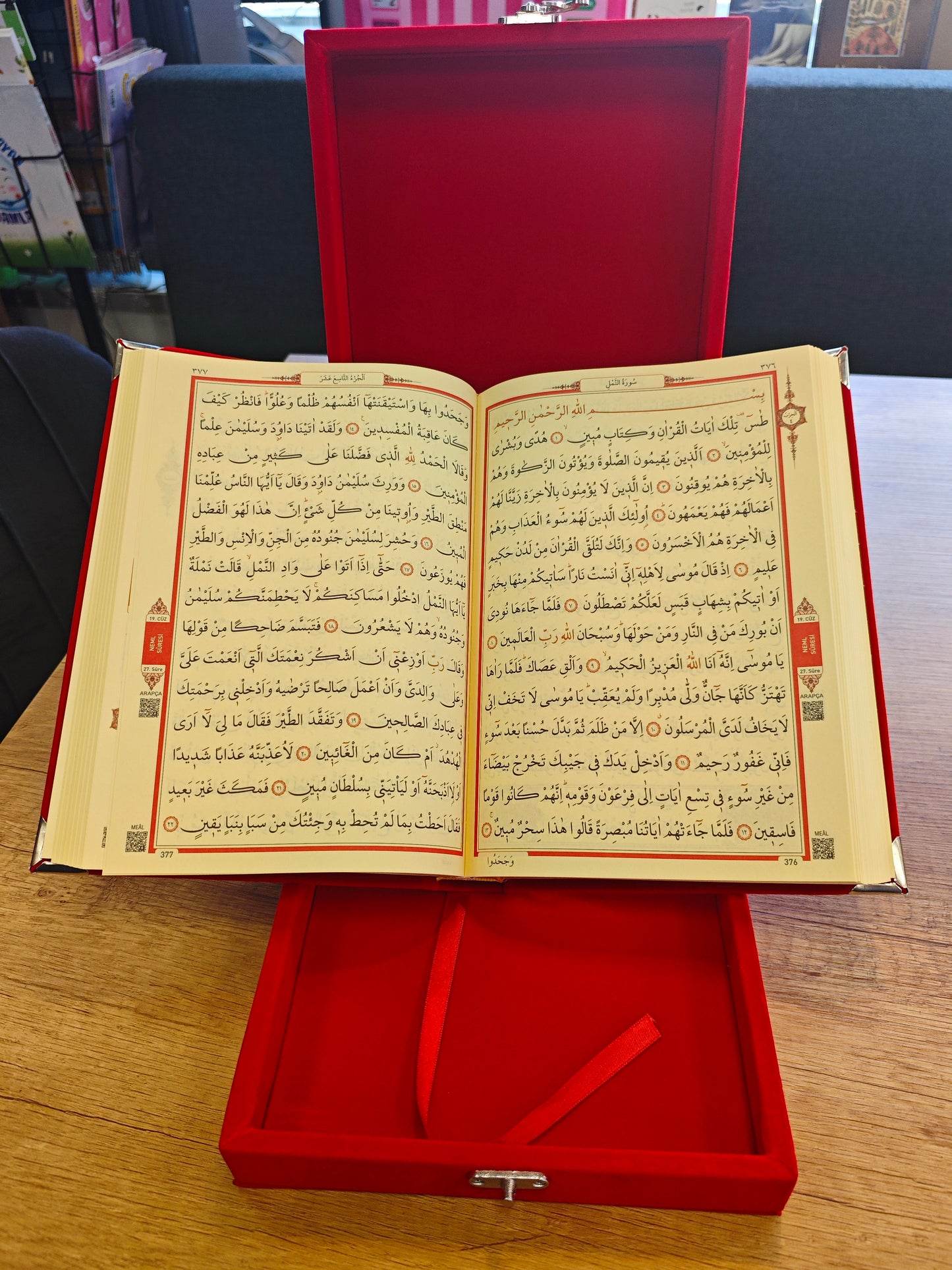 Kur'an-ı Kerim Bayrak Desenli Kadife Kutulu Özel Hediyelik