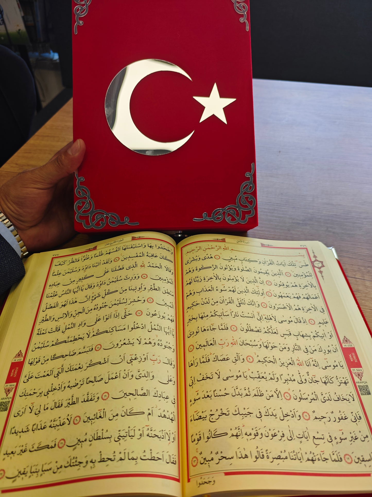 Kur'an-ı Kerim Bayrak Desenli Kadife Kutulu Özel Hediyelik