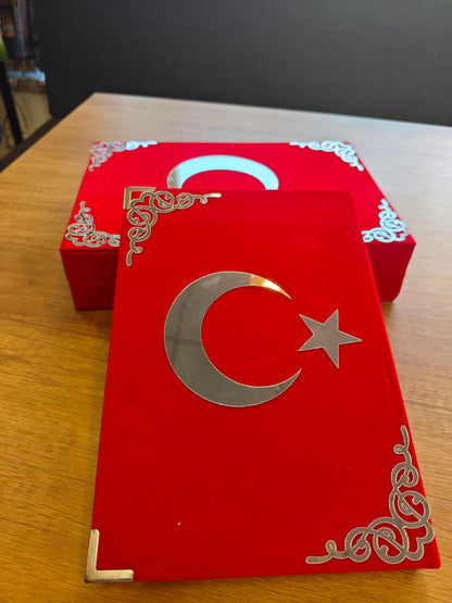 Kur'an-ı Kerim Bayrak Desenli Kadife Kutulu Özel Hediyelik