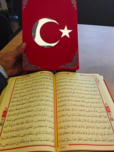 Kur'an-ı Kerim Bayrak Desenli Kadife Kutulu Özel Hediyelik